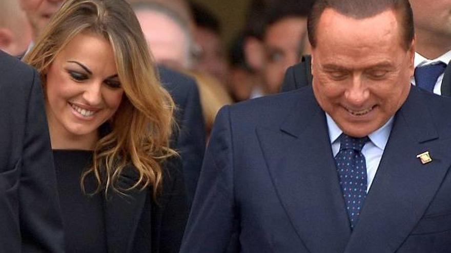 La novia de Berlusconi pide al Papa Francisco que la reciba en audiencia