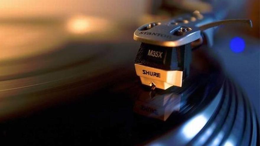 El CD agoniza, el vinilo está cada día más de moda y vuelven los casetes