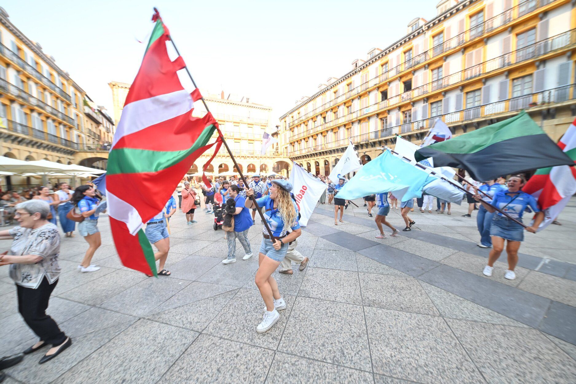 Donostia Arraun Lagunak exhibe sus banderas y la Liga Euskotren