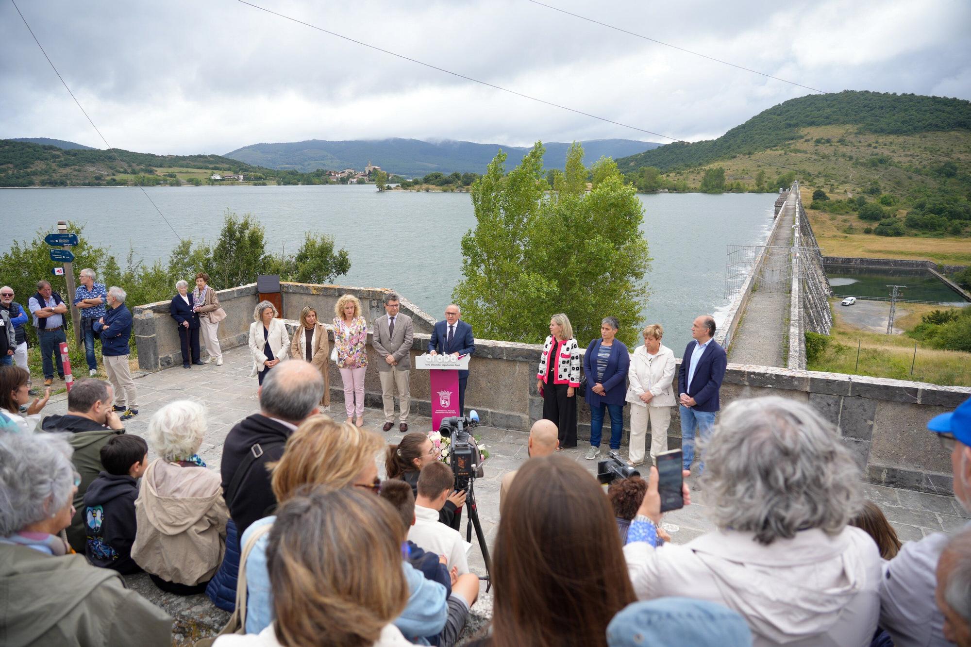 En imágenes: Homenaje a los pueblos desaparecidos por el embalse de Ullíbarri-Gamboa