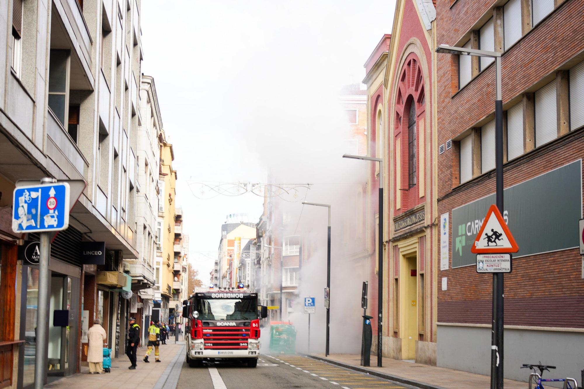 En imágenes: Arde un contenedor en Fueros a plena luz del día
