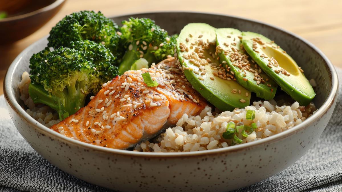 Bol de salmón con arroz integral y verdura