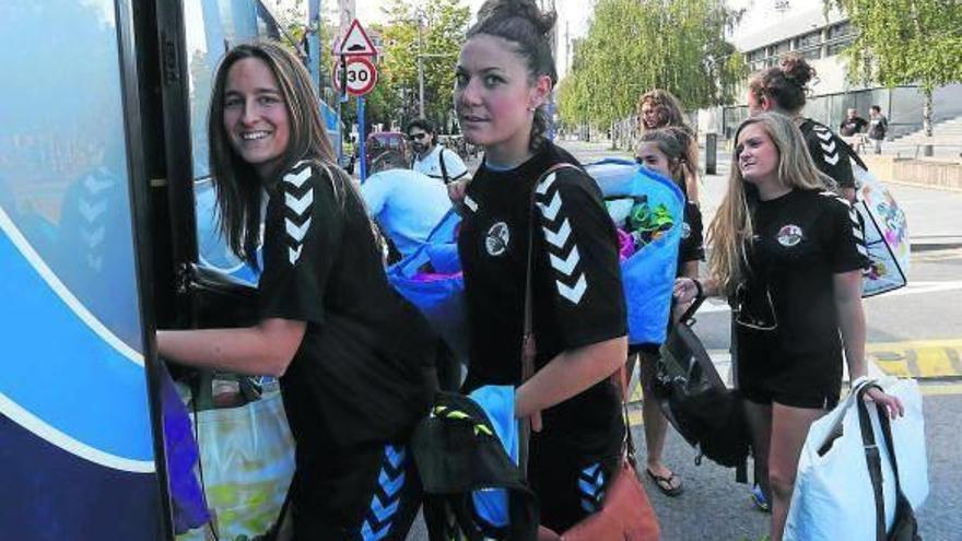 Las jugadores del Zuazo tomaron ayer el autobús hacia Málaga, donde juegan esta tarde.