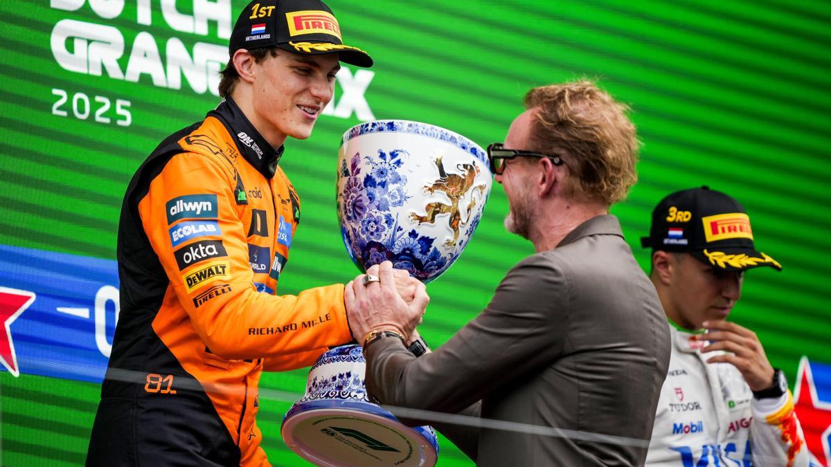 Oscar Piastri recibe el trofeo de ganador del Gran Premio de Países Bajos.
