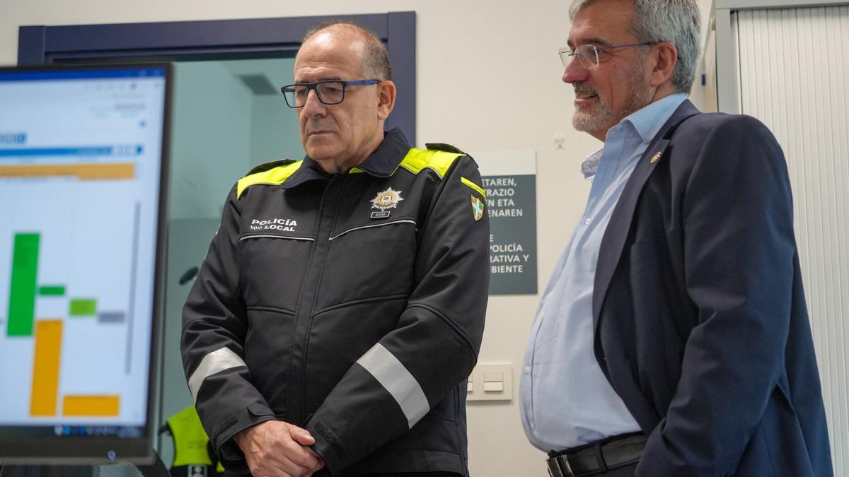Visita del concejal de Seguridad y el nuevo intendente de la Policía Local a la comisaría de José Erbina