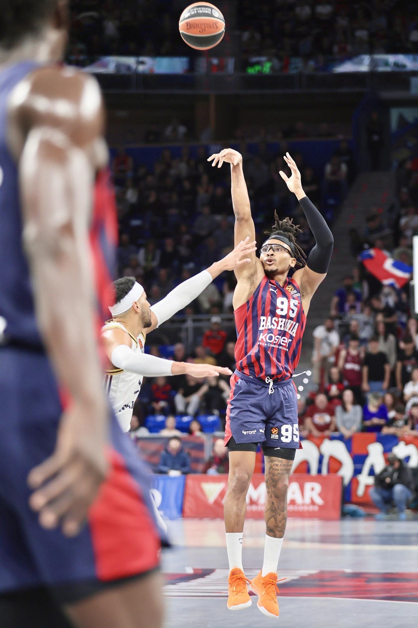 Las imágenes del Baskonia-Asvel de Euroliga en el Buesa Arena