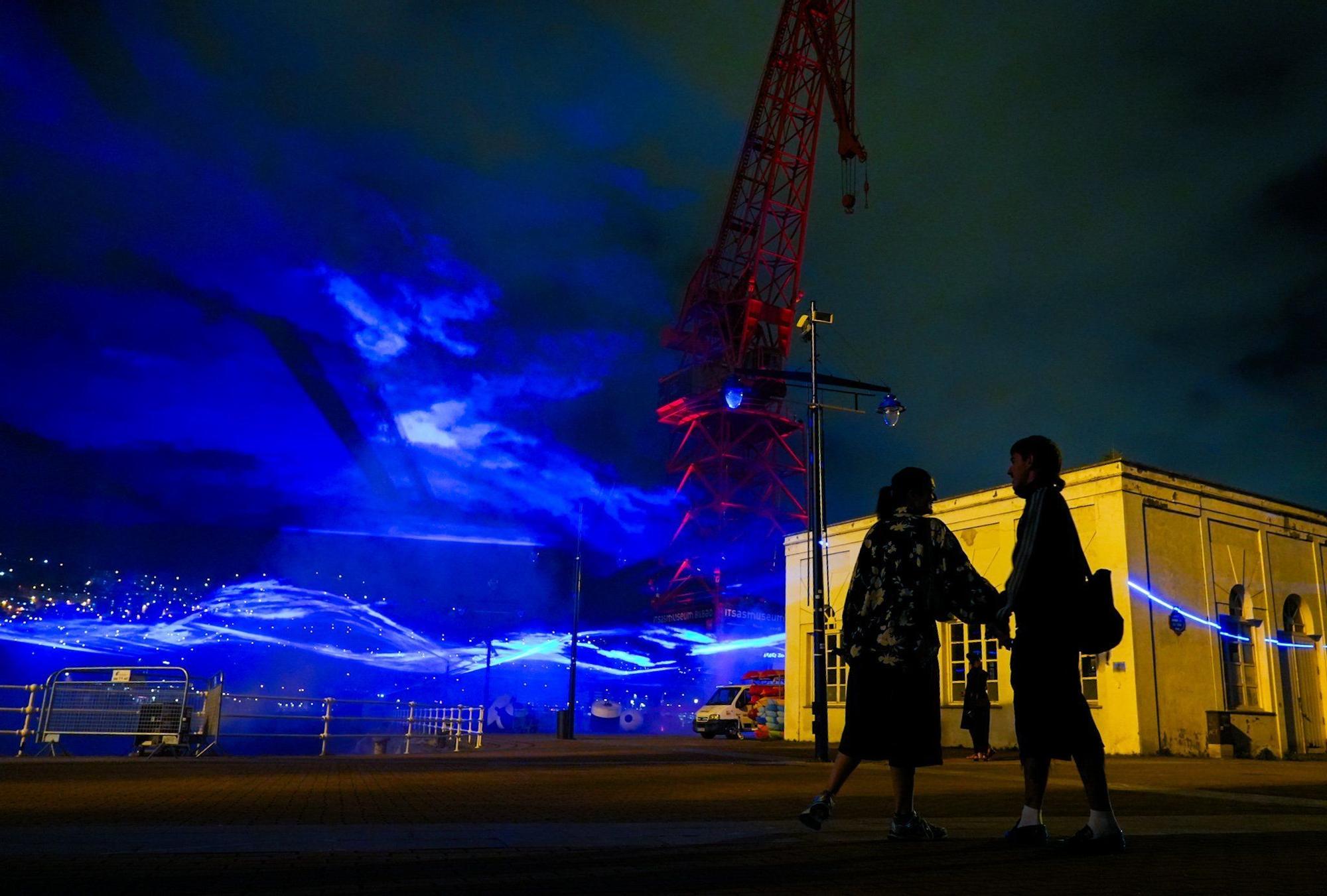 En imágenes: ‘Waterlicht’, un océano de luz azul sobre la ría de Bilbao