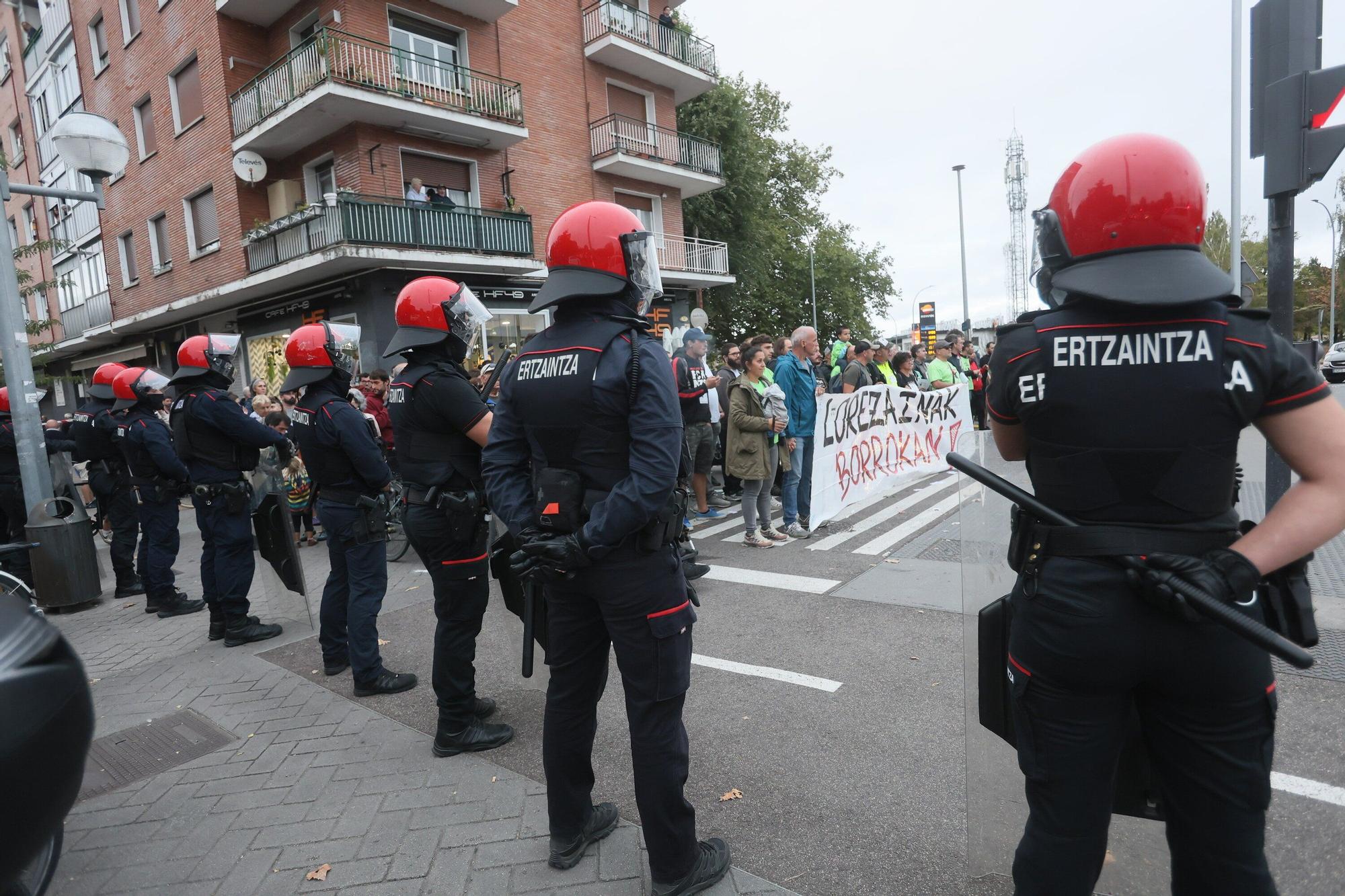 Manifestación de los jardineros de Vitoria en huelga en el entorno de Olarizu