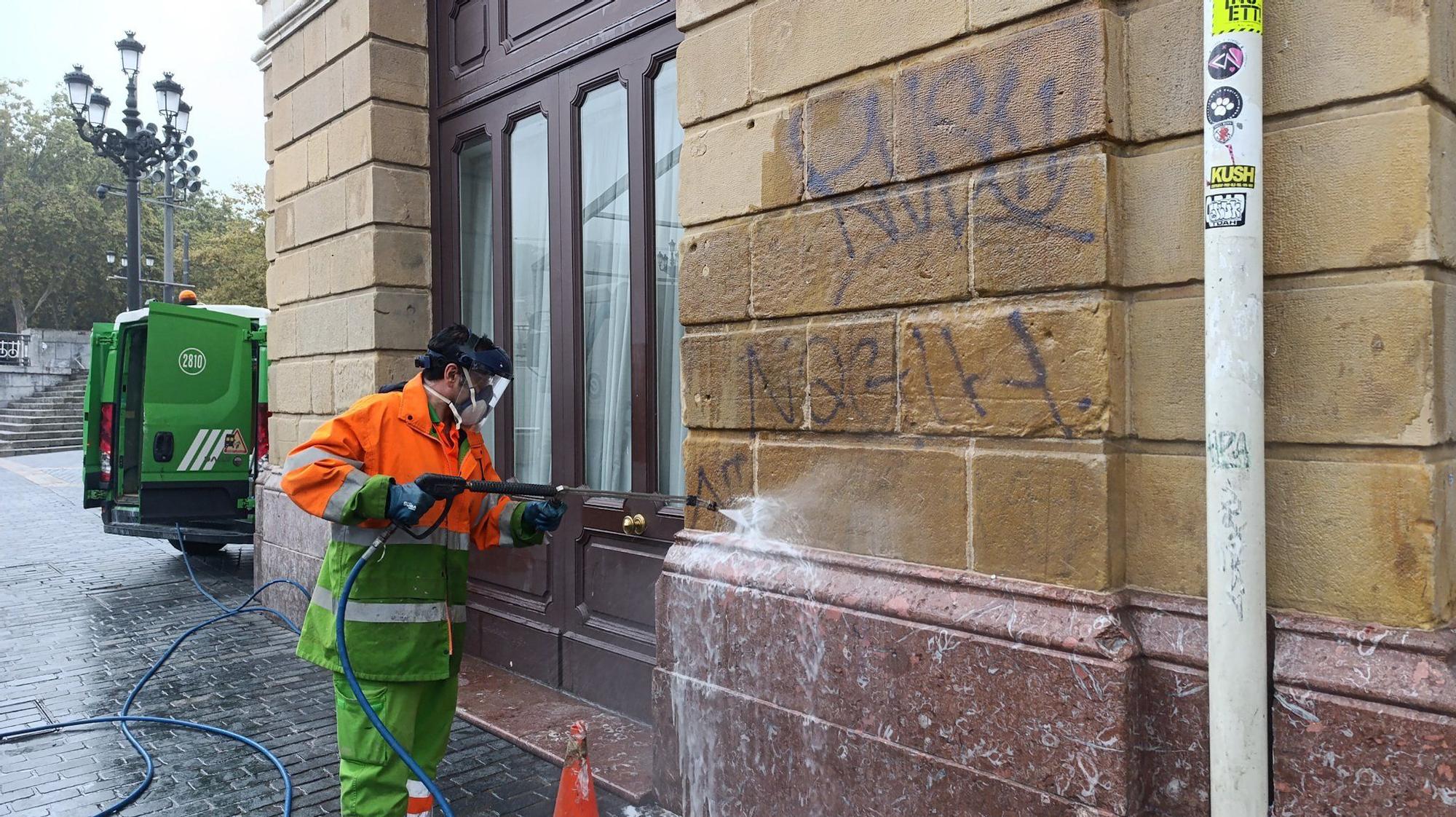 En imágenes: Comienzan a limpiar las pintadas del Teatro Arriaga