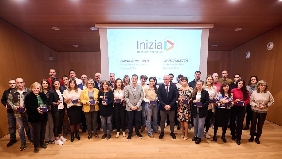 El consejero Gimeno junto con representantes de los centros educativos y entidades colaboradoras de la última edición del programa INIZIA