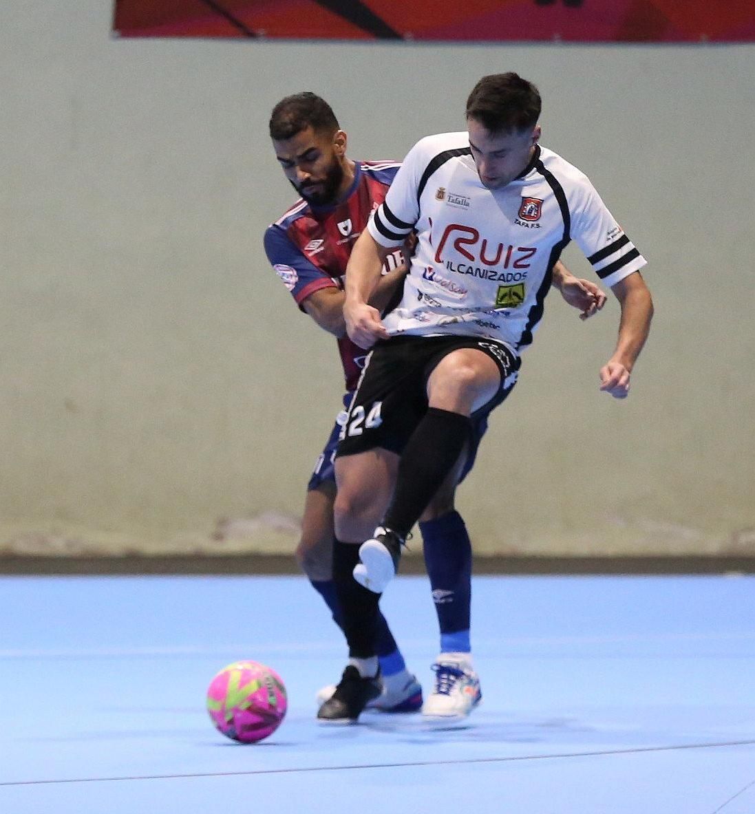 Jesús Preciado, autor de un gol, lucha un balón durante el encuentro.