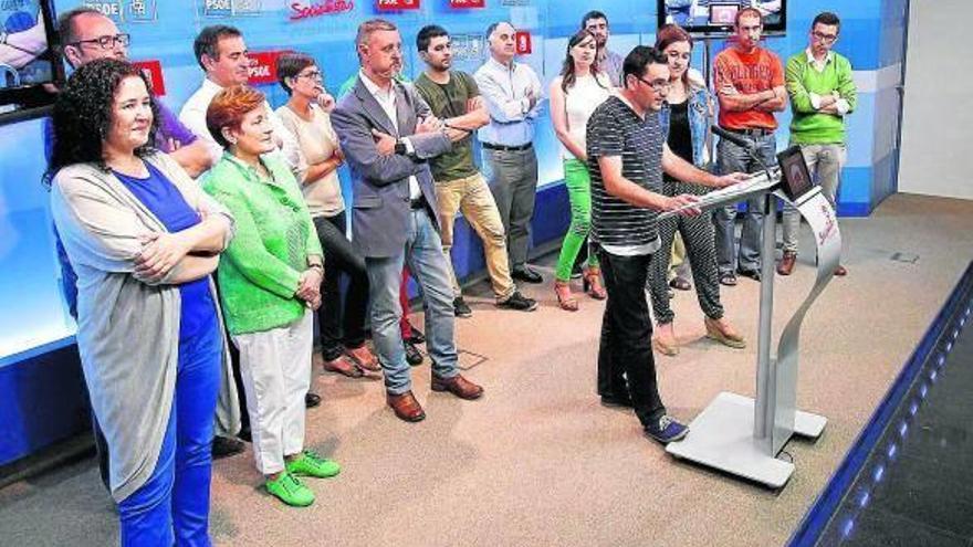 Jesús Rodríguez interviene en nombre del grupo de apoyo, ayer en la sede del PSN de Pamplona.