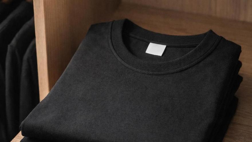 Cómo lavar la ropa negra para que no pierda color ni se llene de pelusas