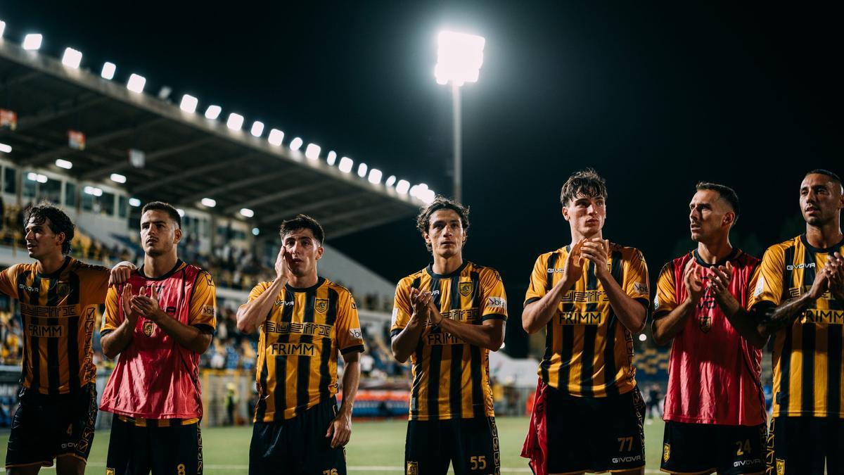 Los jugadores del Juve Stabia aplauden a los aficionados del club tras un partido.