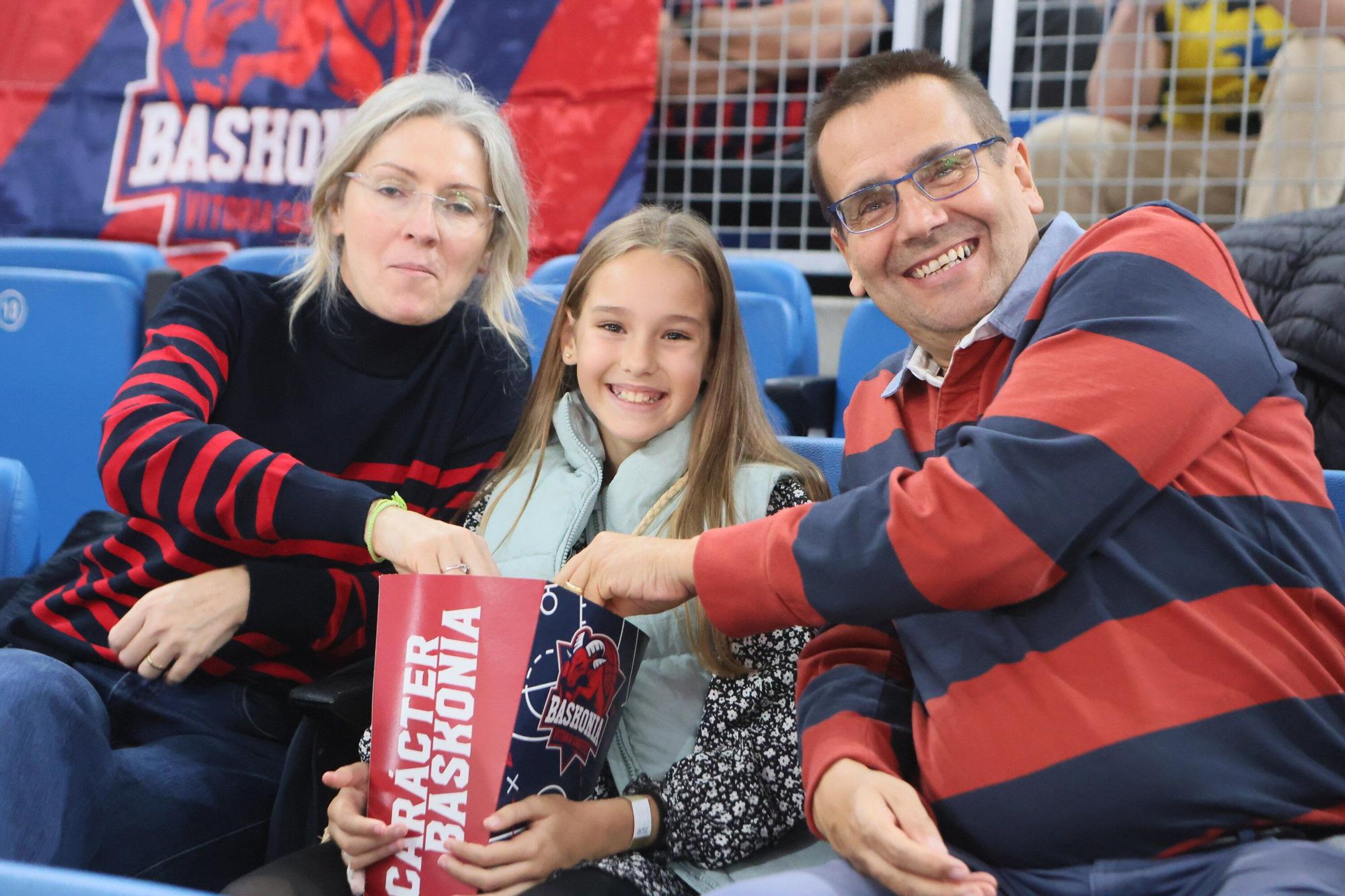 En imágenes: ¡Búscate en las gradas del Buesa Arena en el Baskonia - La Laguna Tenerife!