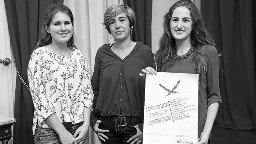 Adriana Pueyo, Ana Lizoáin y Edurne Larumbe, ayer tras la presentación.