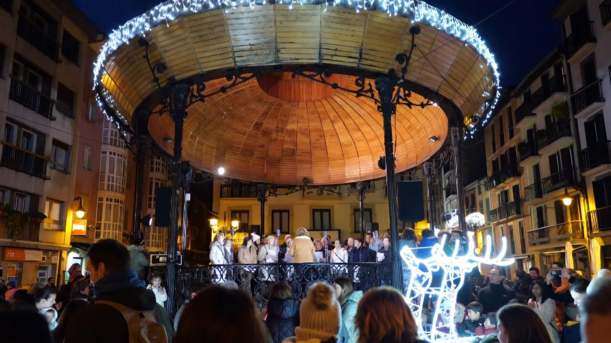 Acto de encendido de luces navideñas en Zarautz.