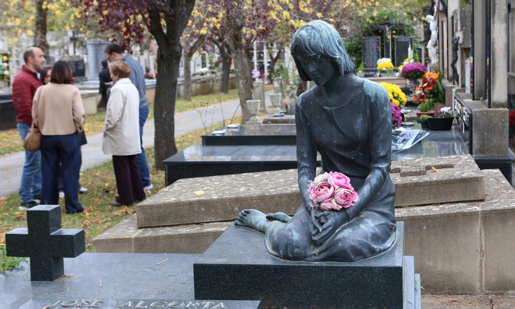 Miles de ciudadanos visitan a sus allegados en los cementerios de Navarra