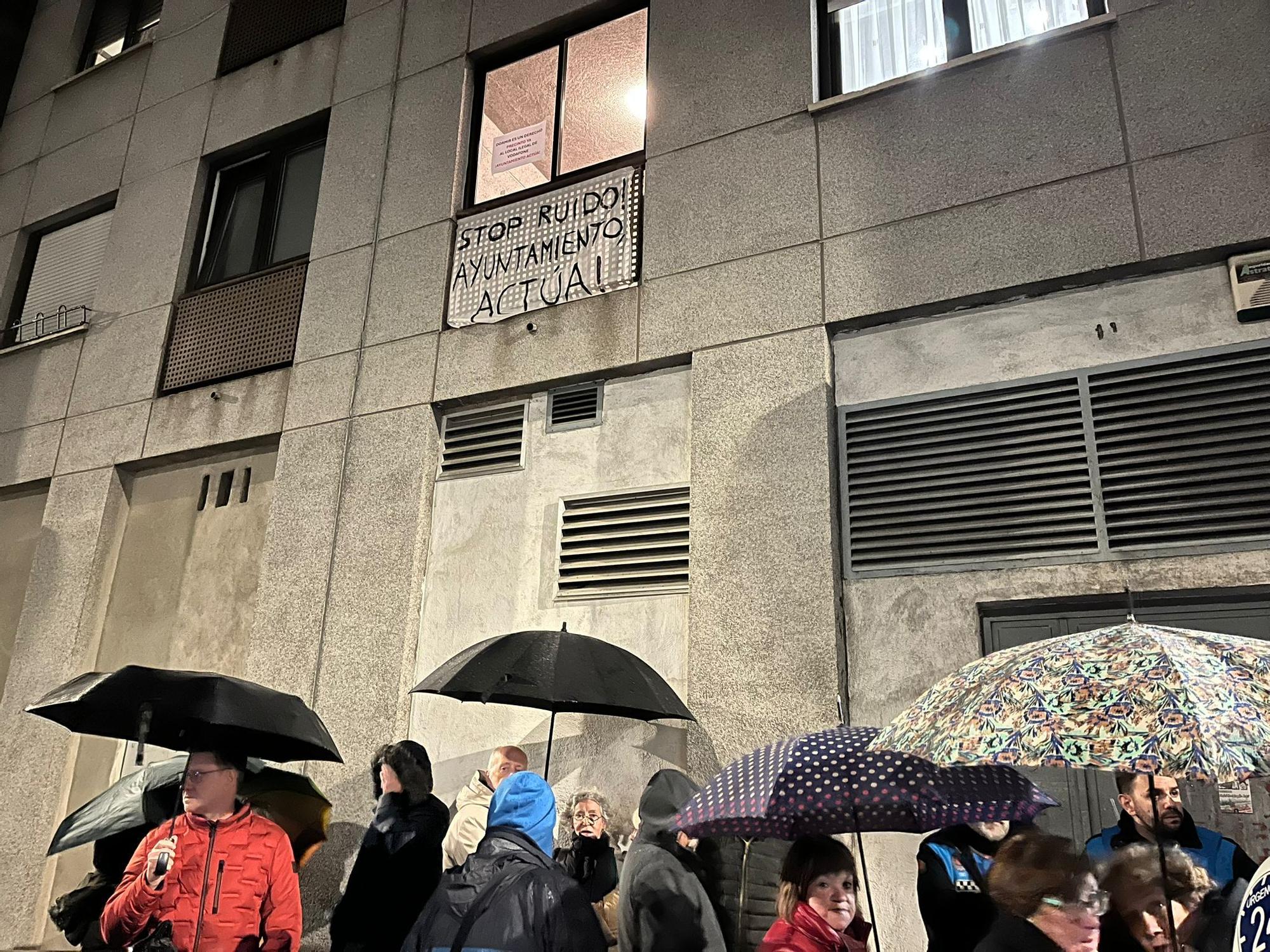 &quot;Stop ruido. Ayuntamiento actúa&quot;, la pancarta sobre el polémico local de Fermín Tirapu.