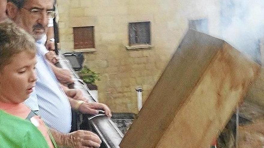 Iurgi Sarasola mira con atención el lanzamiento del txupinazo.