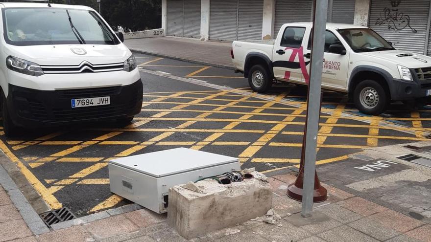 El vandalismo afectó a los dos armarios que controlan los pivotes que peatonalizan el paseo.