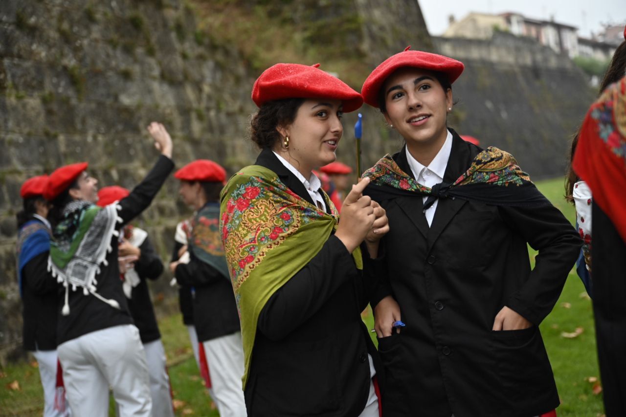 La compañía Jaizkibel desfila en Hondarribia