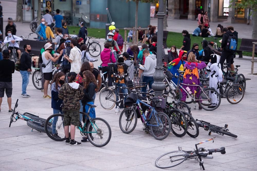 Gente reunida antes de iniciar la marcha denominada "Masa crítica", un movimiento global que, una vez al mes, reivindica de forma festiva el espacio de la bicicleta en las ciudades.