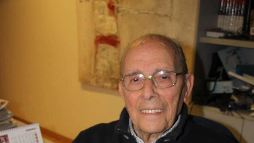 El párroco de Dicastillo y Arellano, Enrique Arellano Chocarro, con el libro que recoge las jotas que ha compuesto.