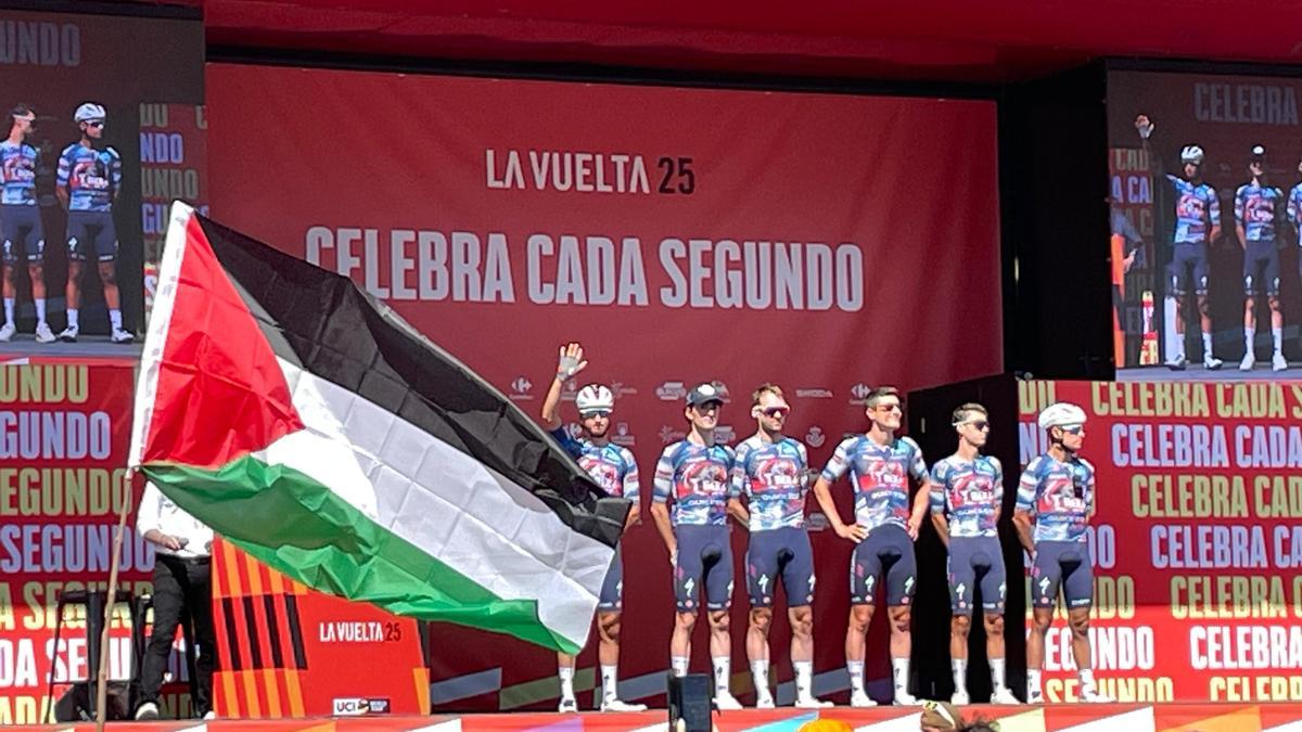 Salida de la etapa de La Vuelta en Bilbao