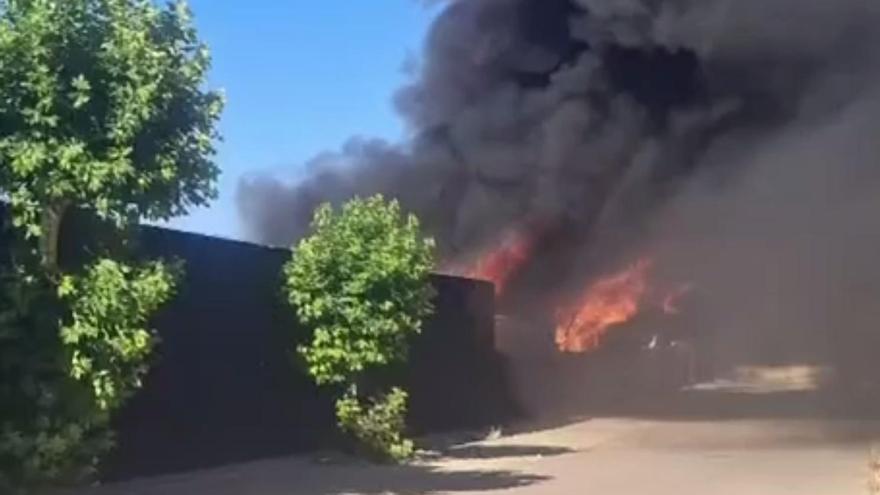 Arde la nave de una empresa de gestión de residuos en Cintruénigo