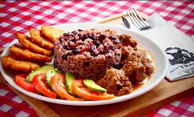 En imágenes: Fusión de cocina caribeña y americana con alma casera en Max Ocio