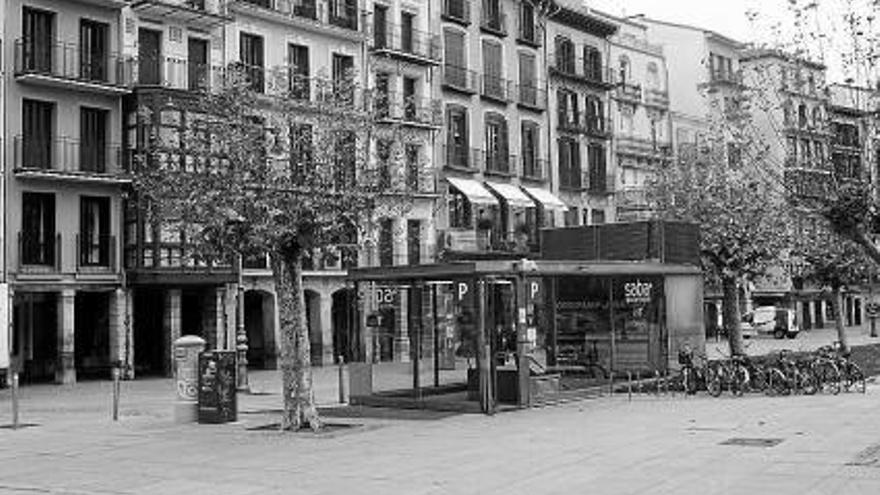 Automóvil en la Plaza del Castillo, hacia 1920
