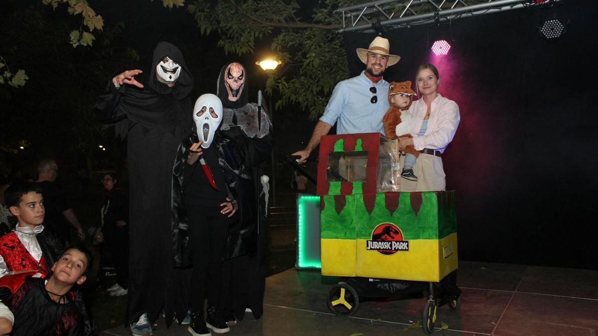 Las dos familias que recibieron el segundo premio.