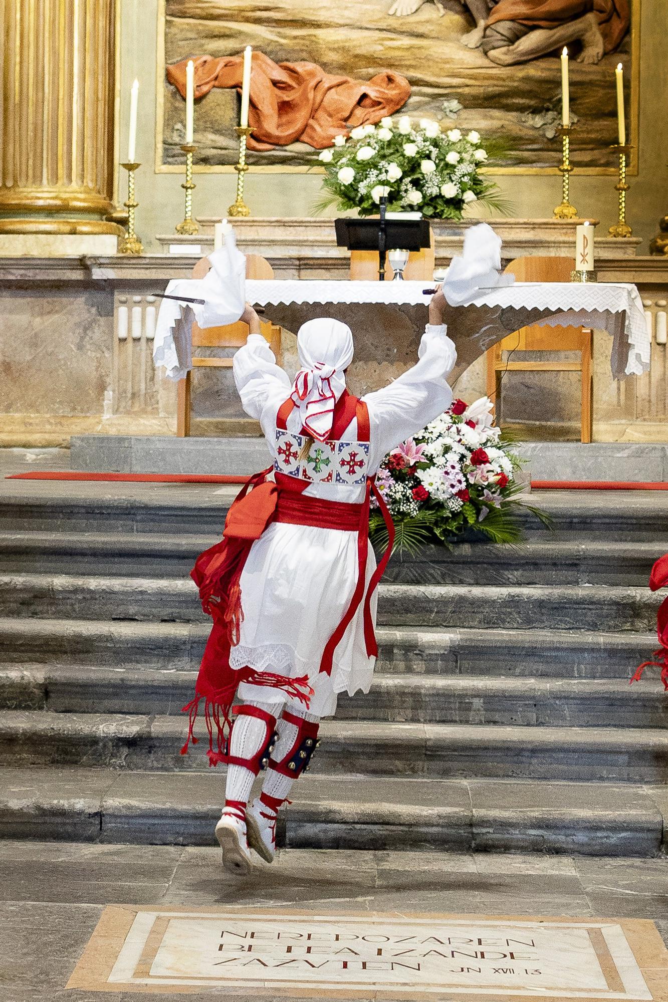 Elgoibar baila al ritmo de las espadas de la celebración de la Virgen del Rosario