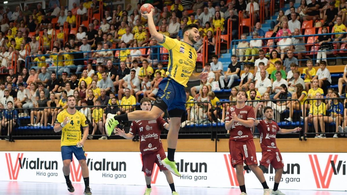 El jugador del Irudek Bidasoa Irun Xavi Tuà, durante el partido de ida de la eliminatoria de la EHF European League contra el ABC de Braga en Artaleku