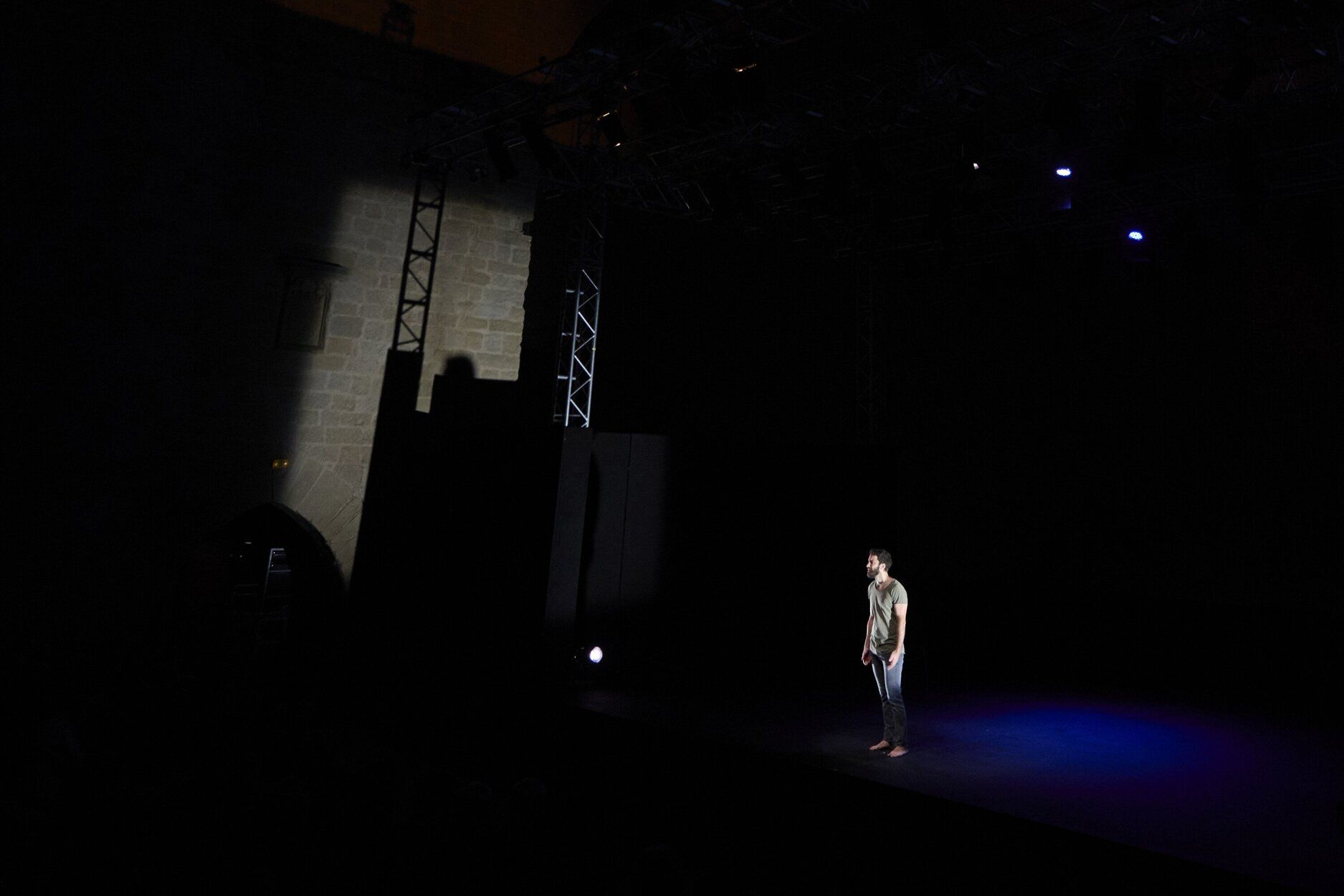Imágenes de la obra 'En mitad de tanto fuego' en el Festival de Teatro de Olite