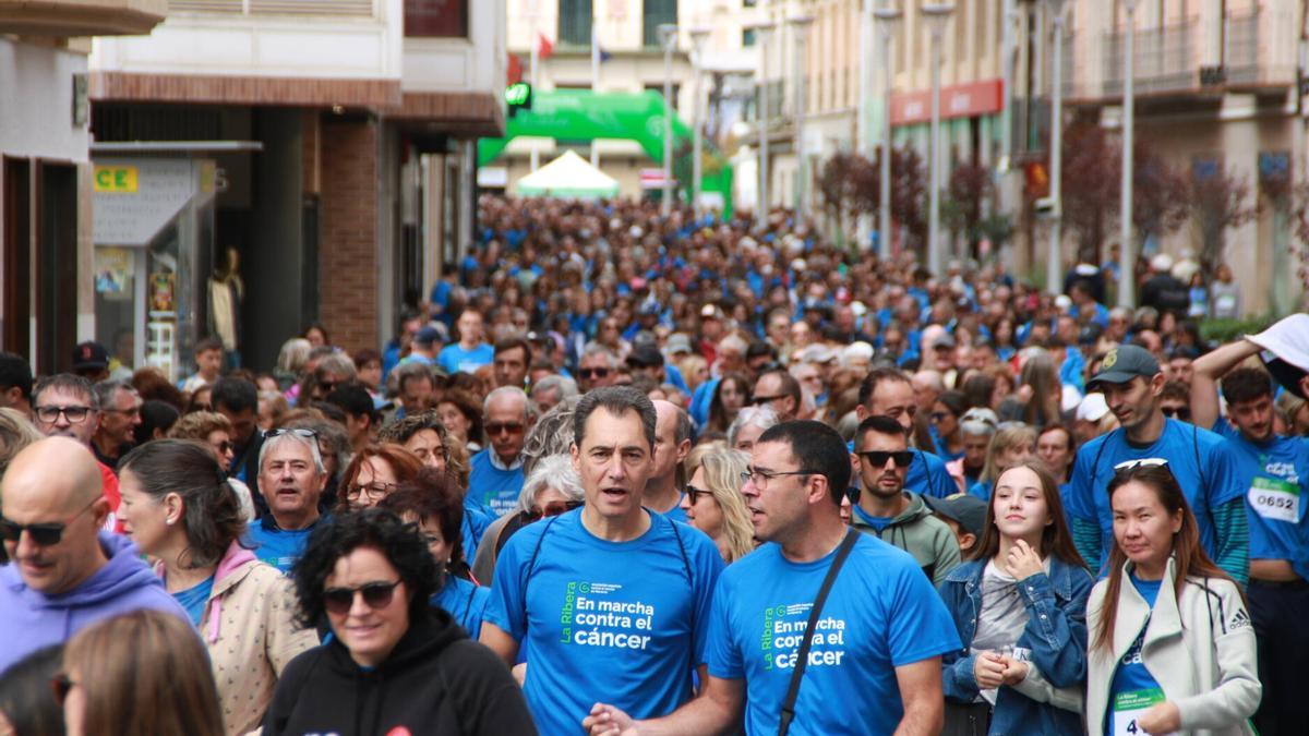 Panorámica de la calle Carrera abarrotada de gente.