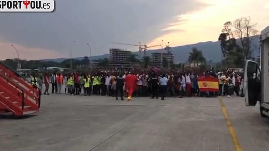 Una multitud &#039;arrolla&#039; a &#039;Manolo el del Bombo&#039; tras confundirlo con Vicente Del Bosque