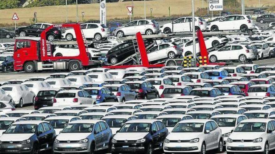 Un camión carga coches en Volkswagen Navarra.
