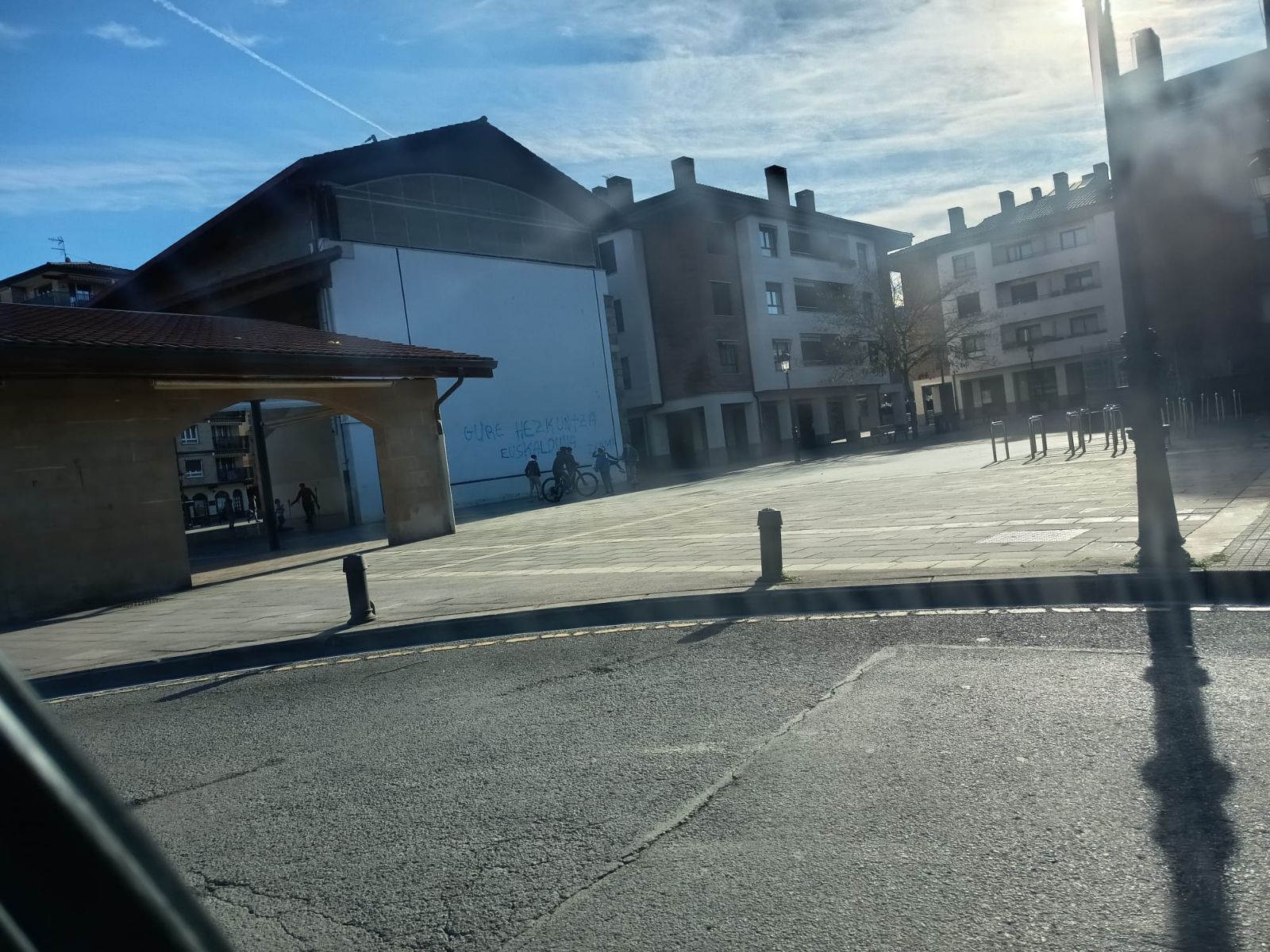 Actos vandálicos en Lazkao: contenedores quemados y pintada en el frontón