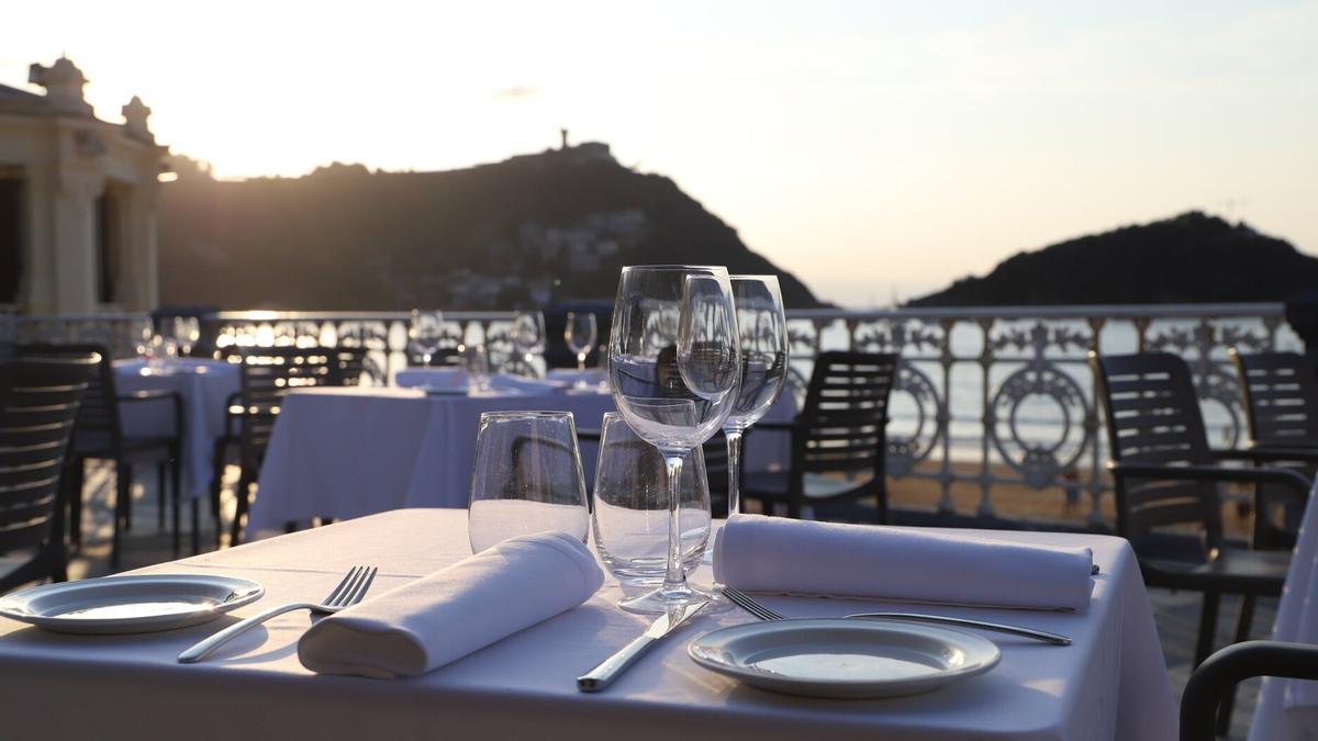 Una mesa en la terraza del restaurante La Perla