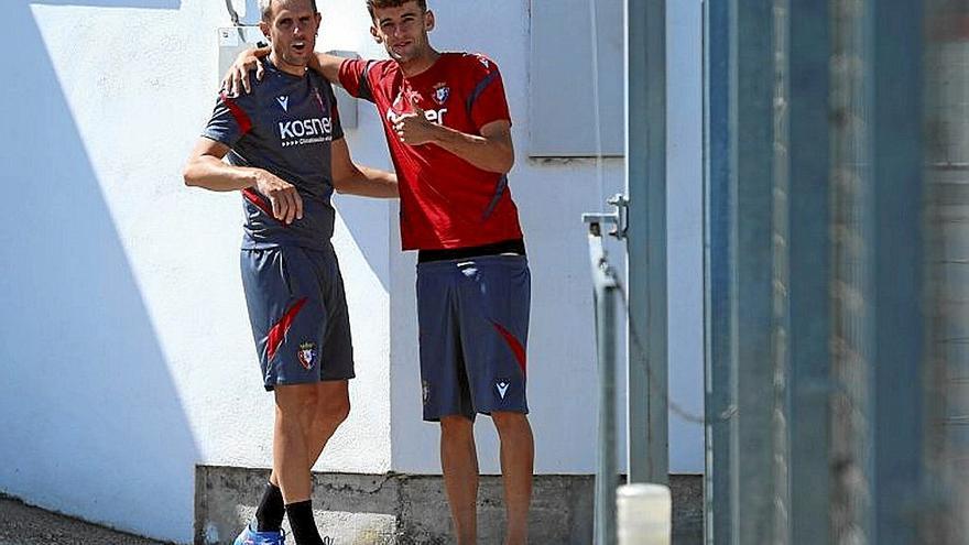 Aimar Oroz, bromeando con un miembro del cuerpo técnico.