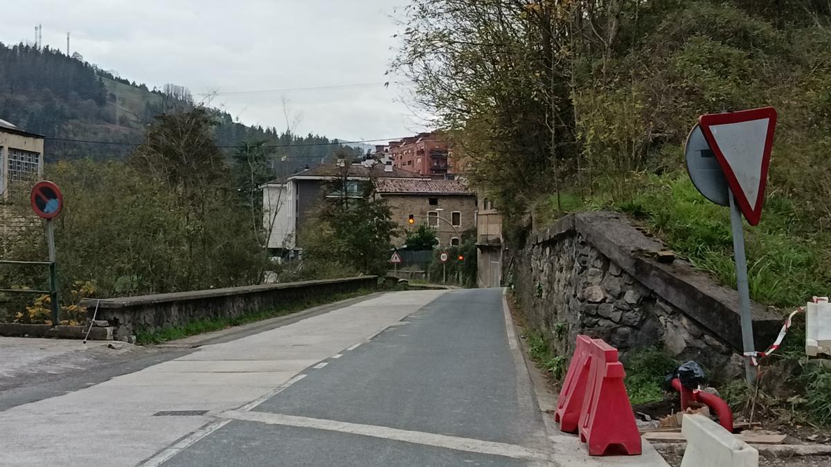 Zona donde se ejecutará el último tramo del bidegorri entre Bergara y Antzuola, desde la antigua carpintería Arregi hasta las viviendas de Urteaga. Una vez construido el carril bici-peatonal, se mantendrán los dos sentidos de circulación, pero con un semáforo que regulará el paso alternativo del tráfico rodado.
