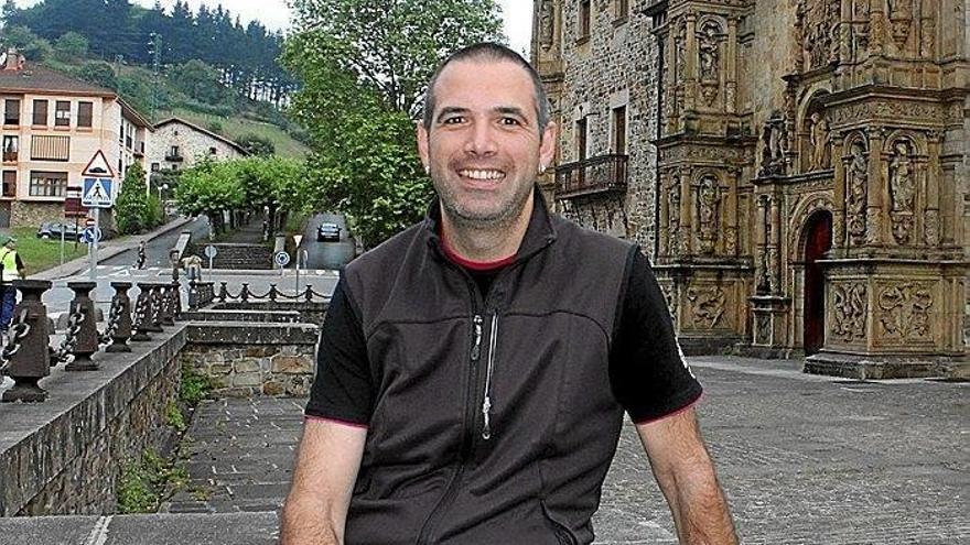 Urko Egaña, miembro de Oinatur, la empresa que gestiona los servicios turísticos de Oñati.