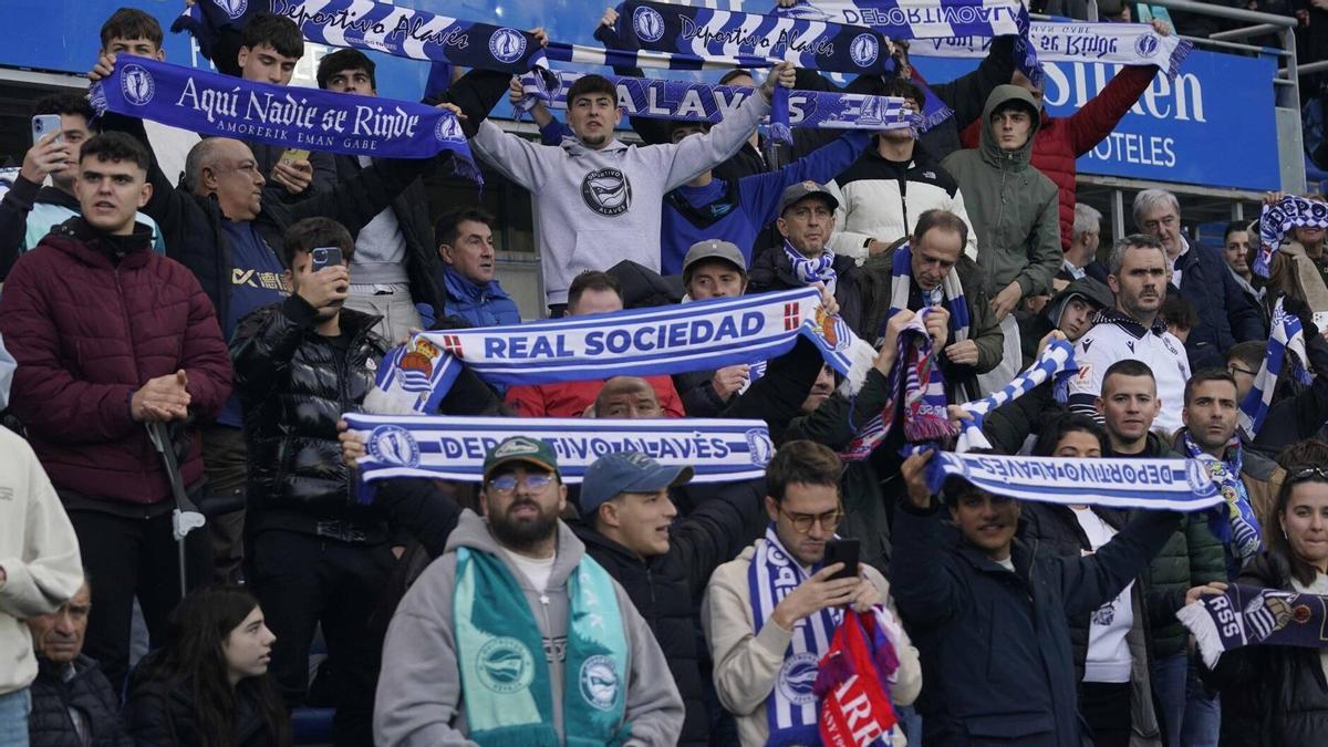 Aficionados albiazules en el último derbi ante la Real Sociedad.