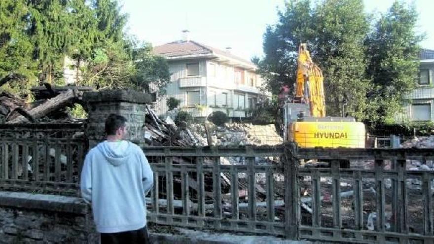 Un joven observa el pasado viernes las labores de derribo de la villa Madariaga.
