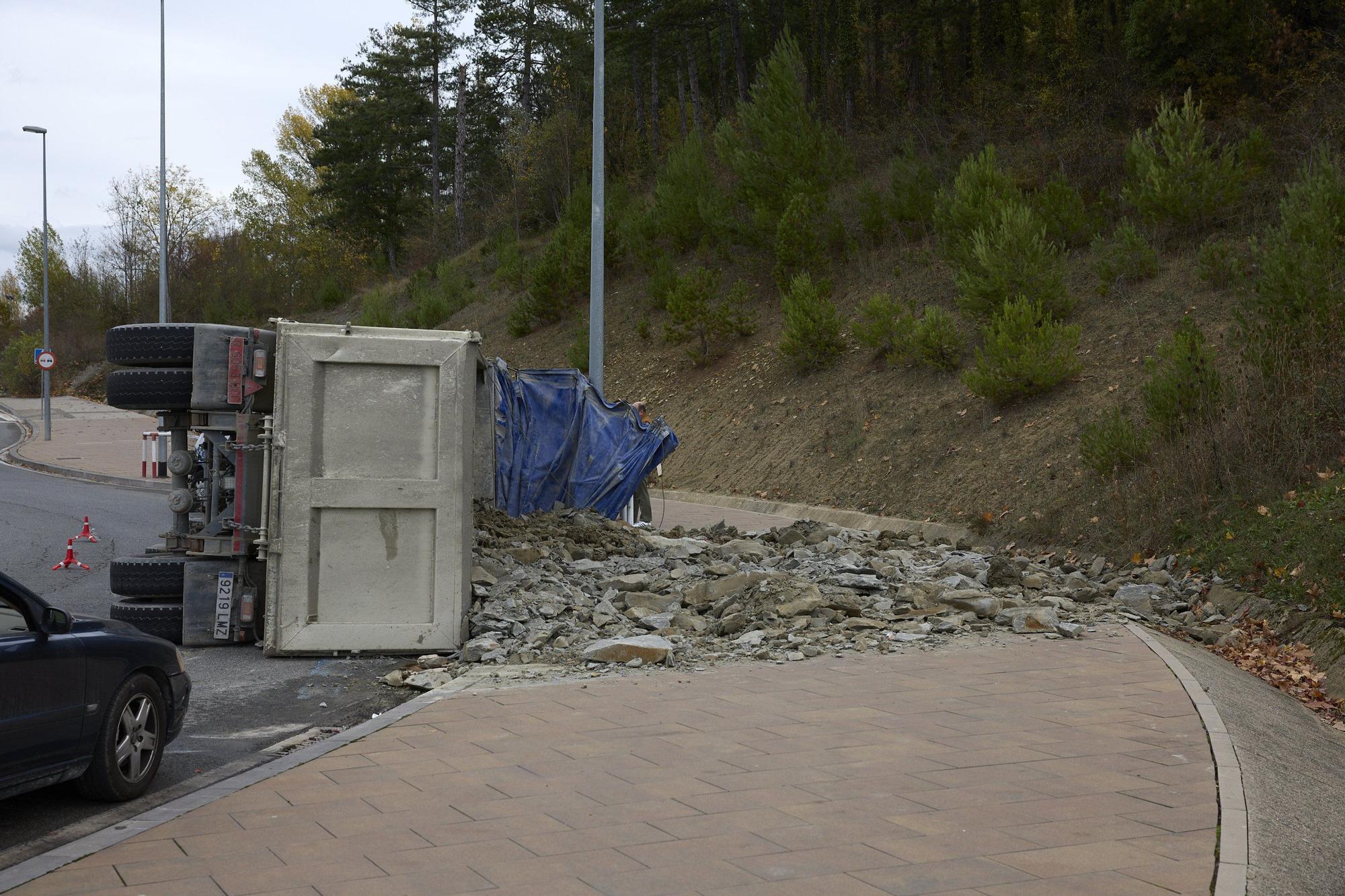 Fotos de un camión volcado en la rotonda entre Mendillorri y Lezkairu