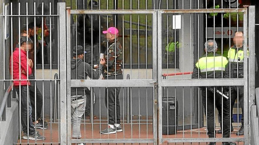 Agentes de la Policía Municipal, junto a algunos de los alojados en Txurdinaga. Foto: Oskar M. Bernal