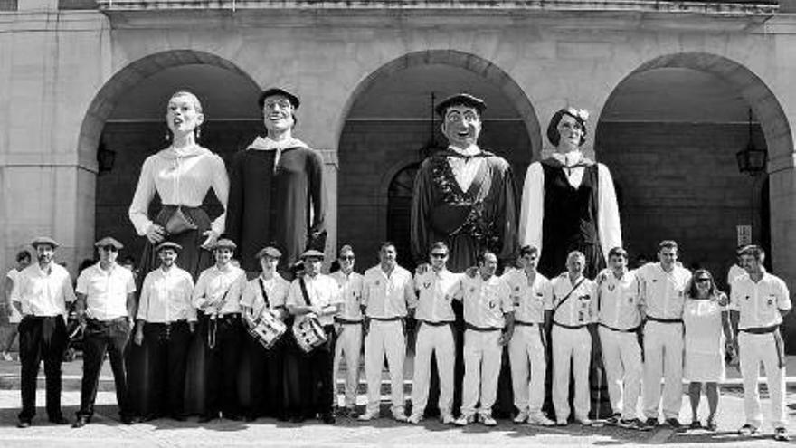 Parte de la comparsa lodosana, con los actuales gigantes durante las fiestas.