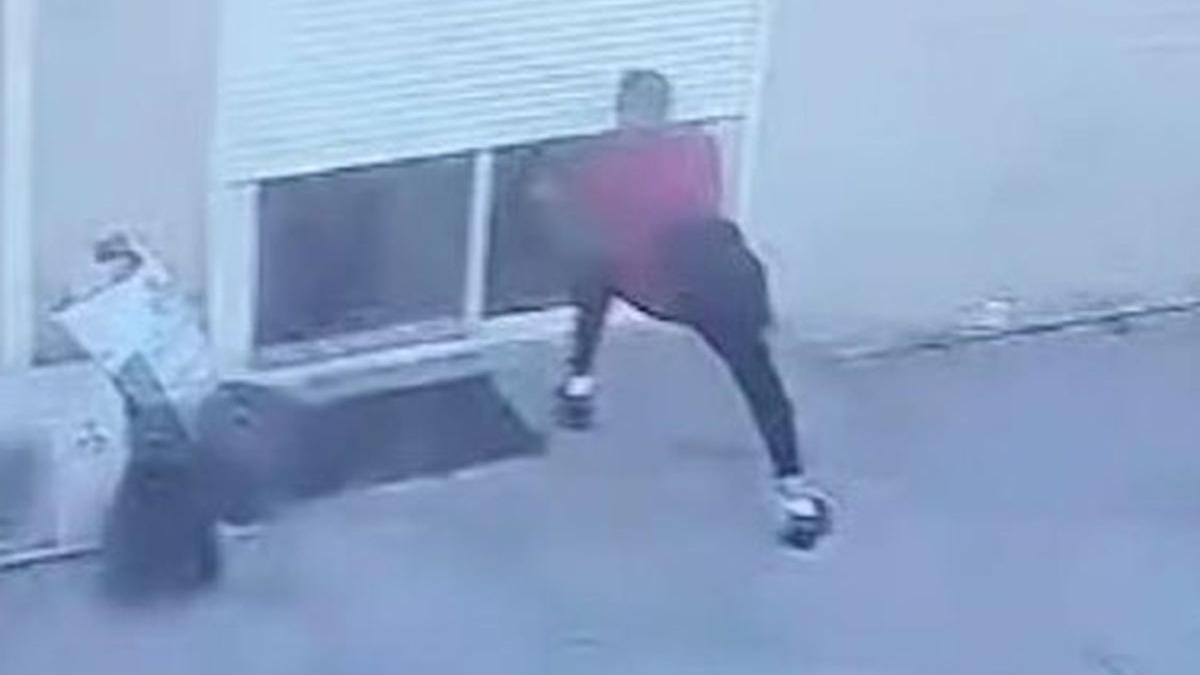 Momento en que el detenido intenta acceder a la vivienda de Artica.